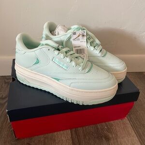 Reebok Sneakers Women’s Size 8.5